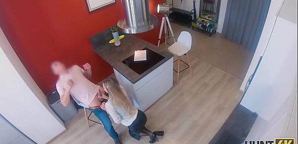 HUNT4K. Teen in strengen Anzug und sexy Dessous zeigt ihre sexuellen Fähigkeiten